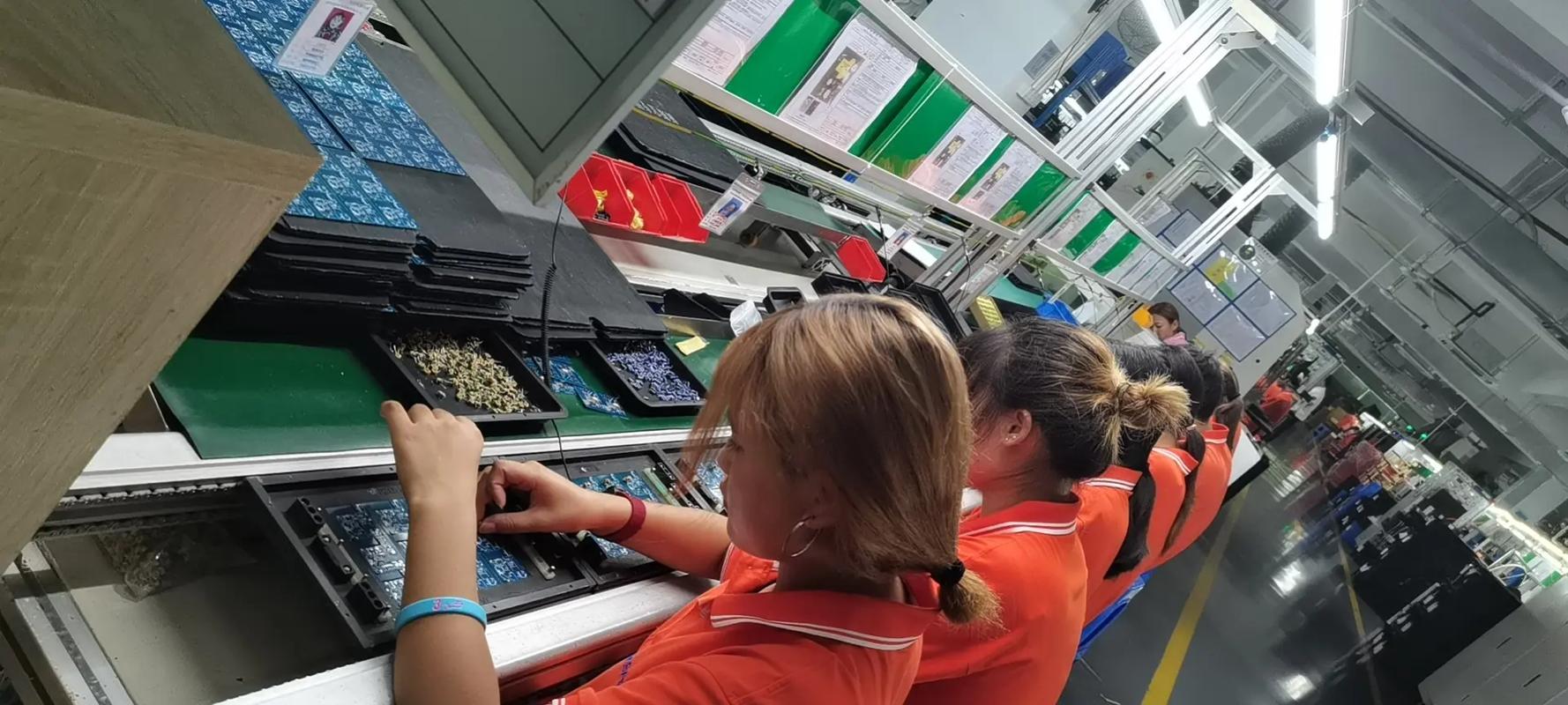 選擇新斯寶產(chǎn)品，適配器與充電器生產(chǎn)安全高效，導(dǎo)熱硅膠保障品質(zhì)無憂